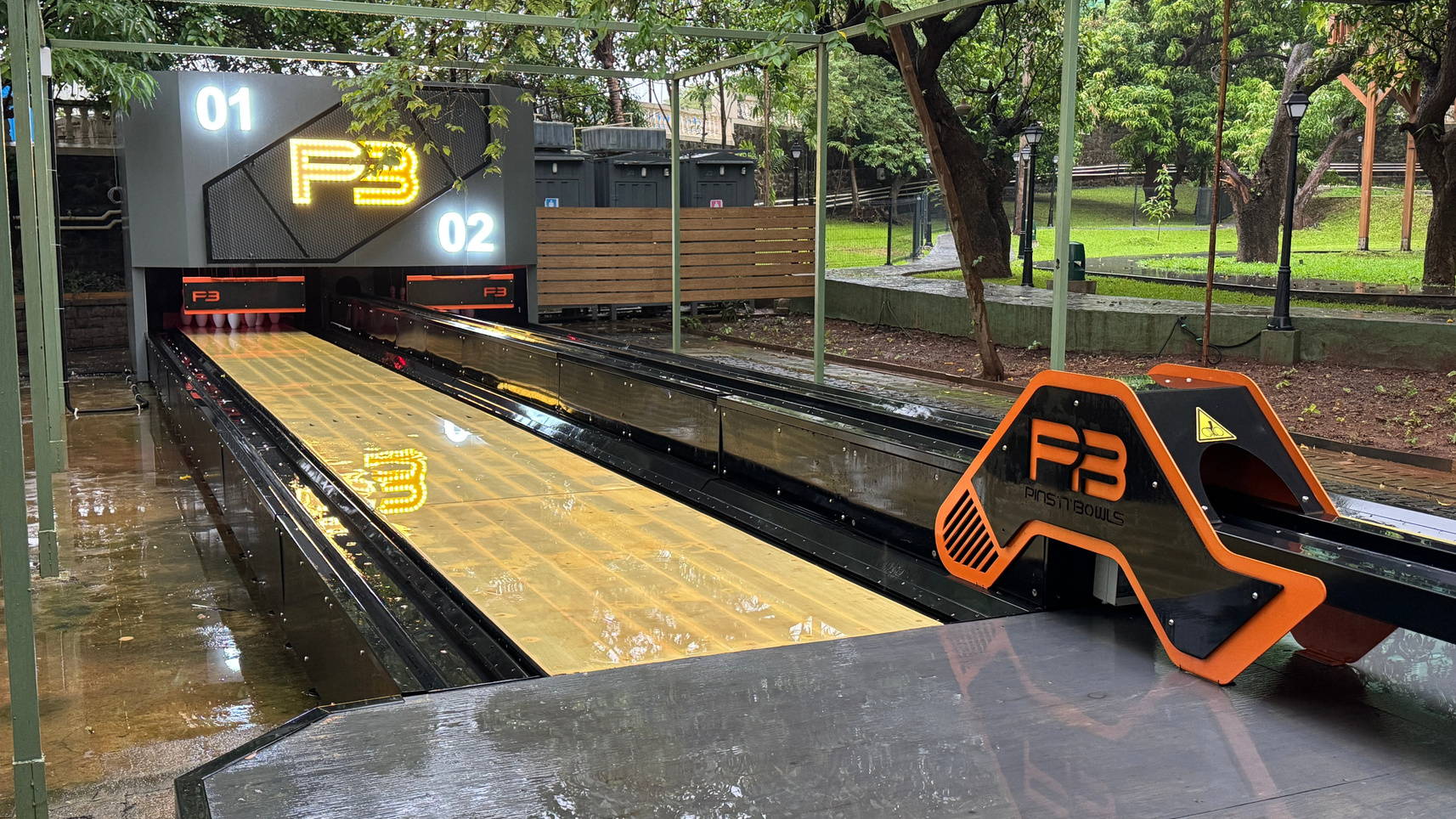 Outdoor double lane side view with orange ball return